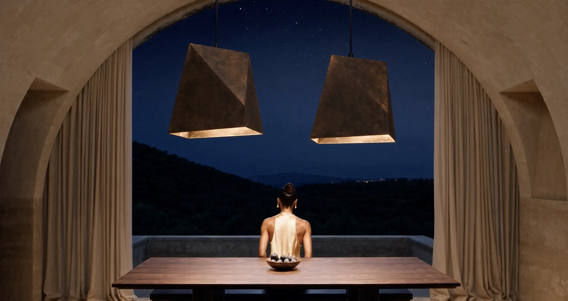 Deux suspensions Astra en acier Corten sous une arche ouverte sur un ciel nocturne, une femme de dos à table