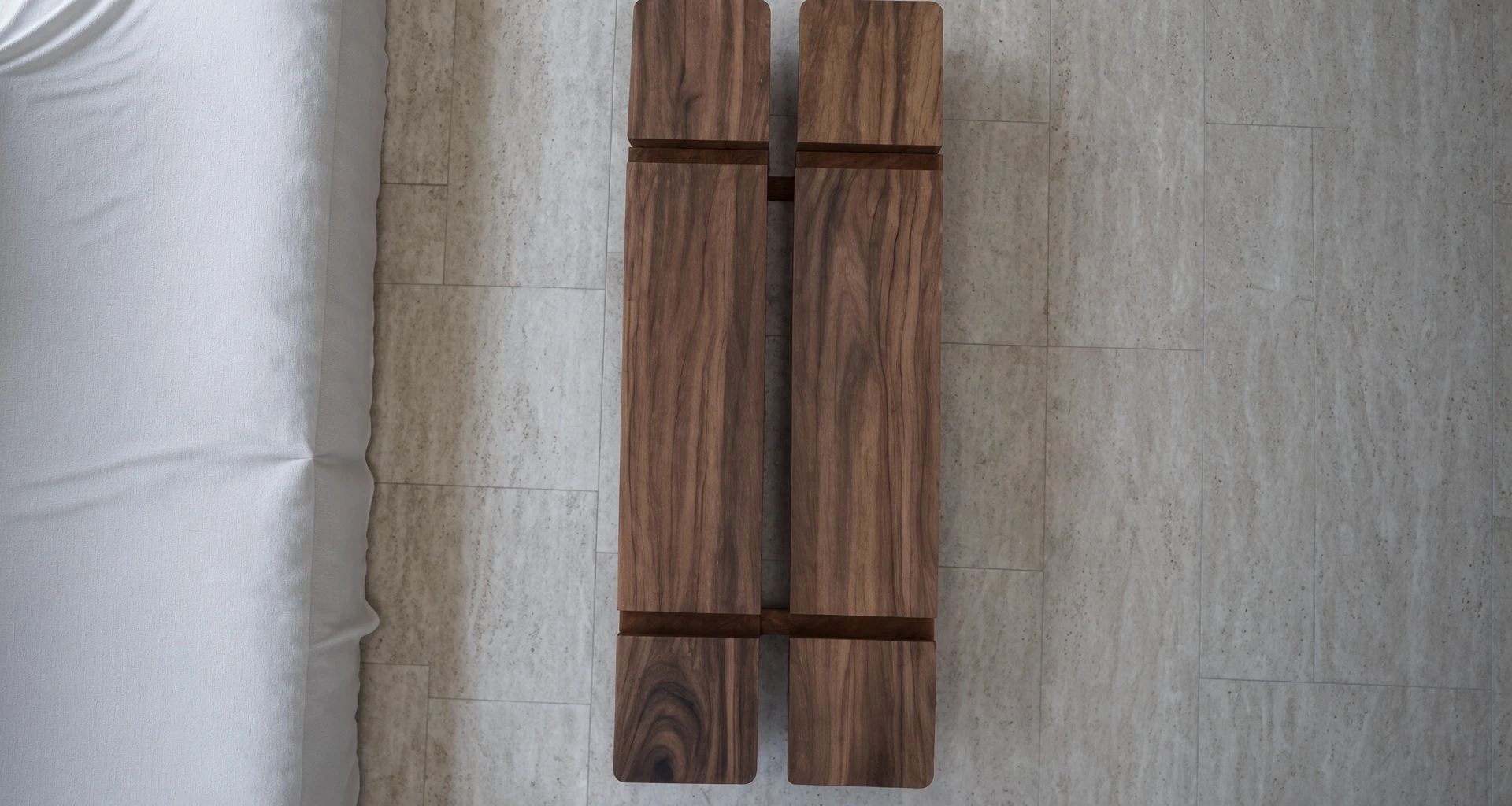 Table basse Silas en acier Corten vue de dessus, deux poutres de bois rainurées sur un sol en pierre