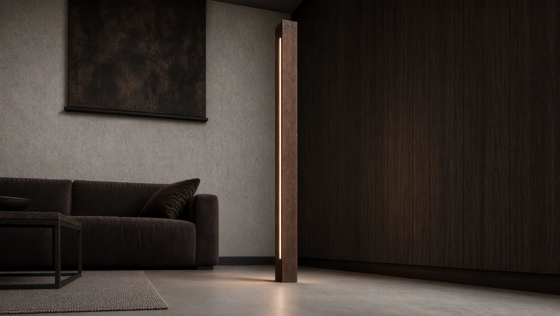 Lampadaire Sirius en acier Corten allumé contre une cloison en bois sombre, à côté d'un canapé