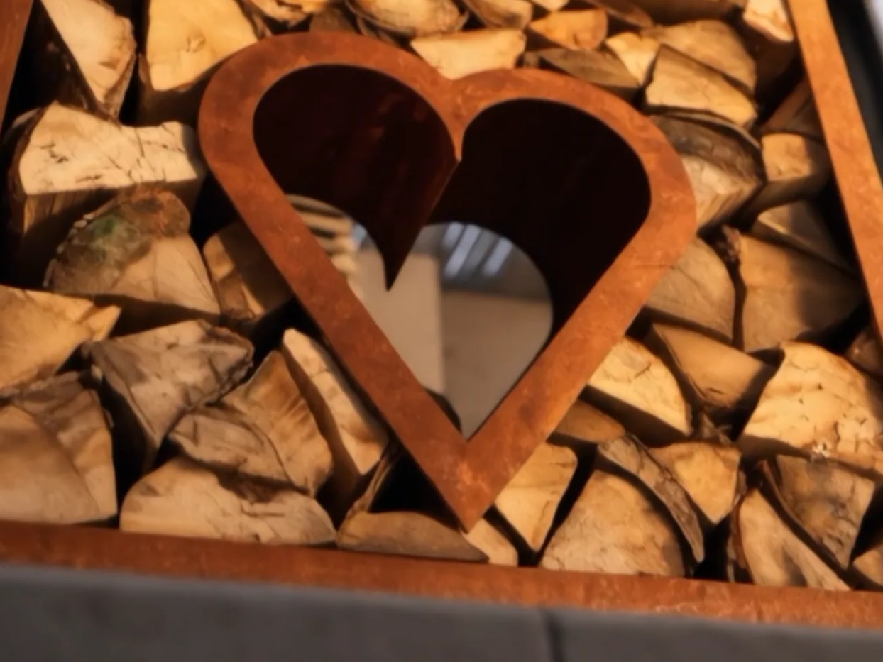 Meum · Meum Dekoratives Herz für Holzlager aus Cortenstahl, Ausführung