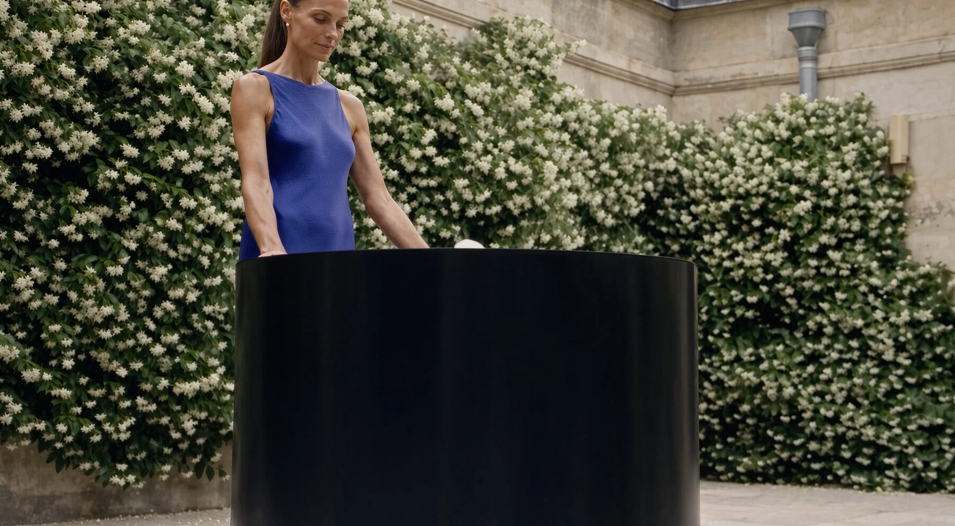 Elio Aluminium · Rundt springvand i aluminium med centralstråle