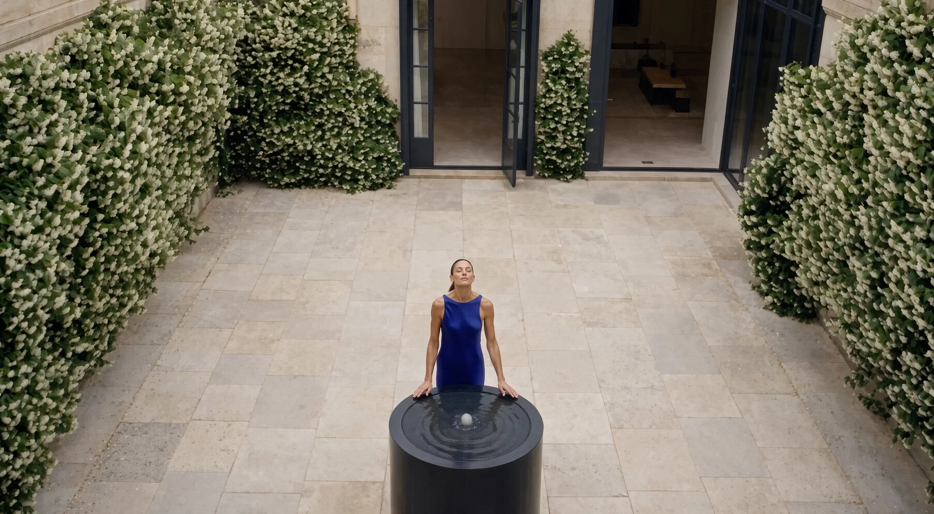 Elio Aluminium · Rundt springvand i aluminium med centralstråle
