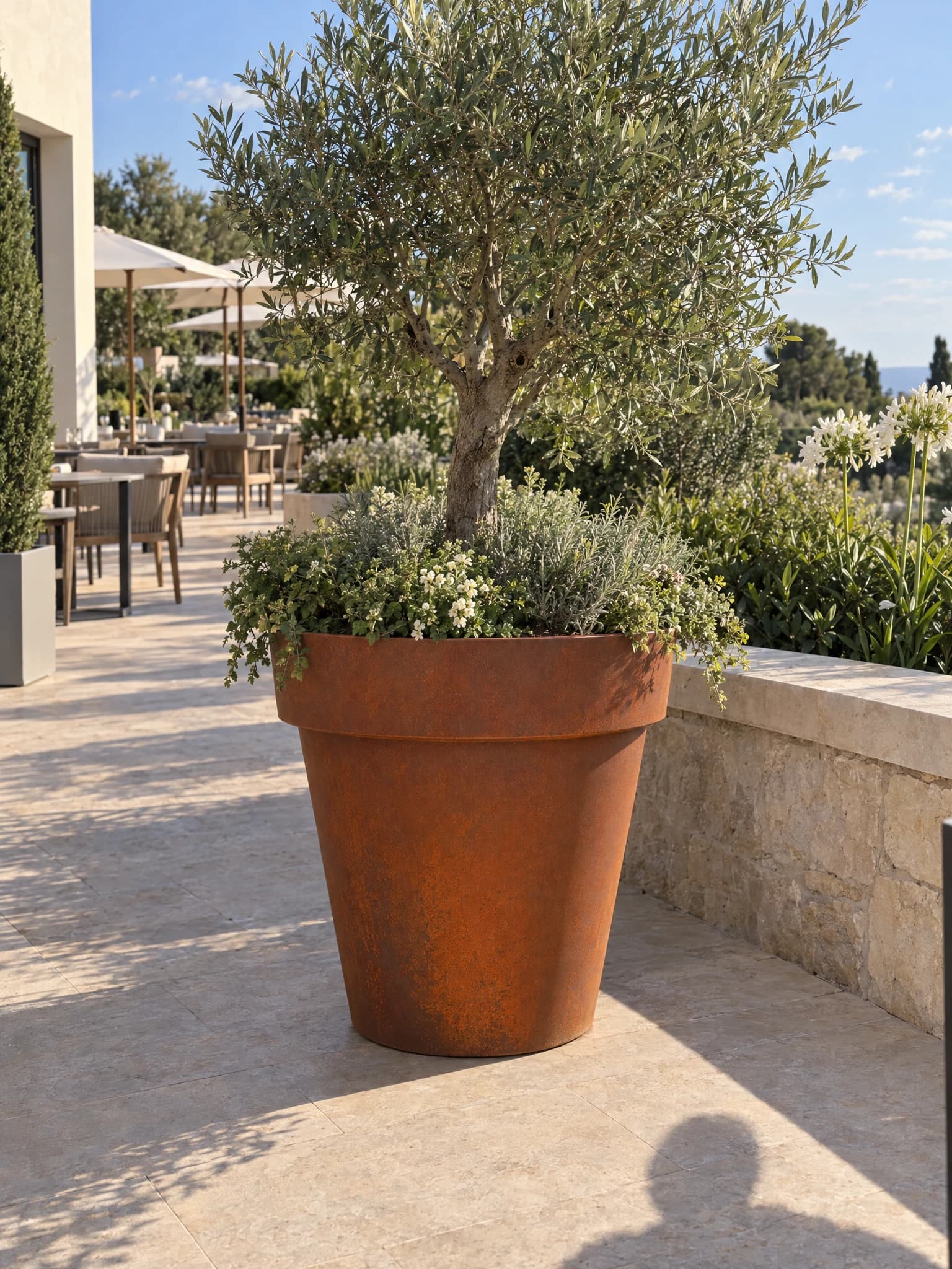 Calypso · Pot de fleurs conique en acier Corten, détail