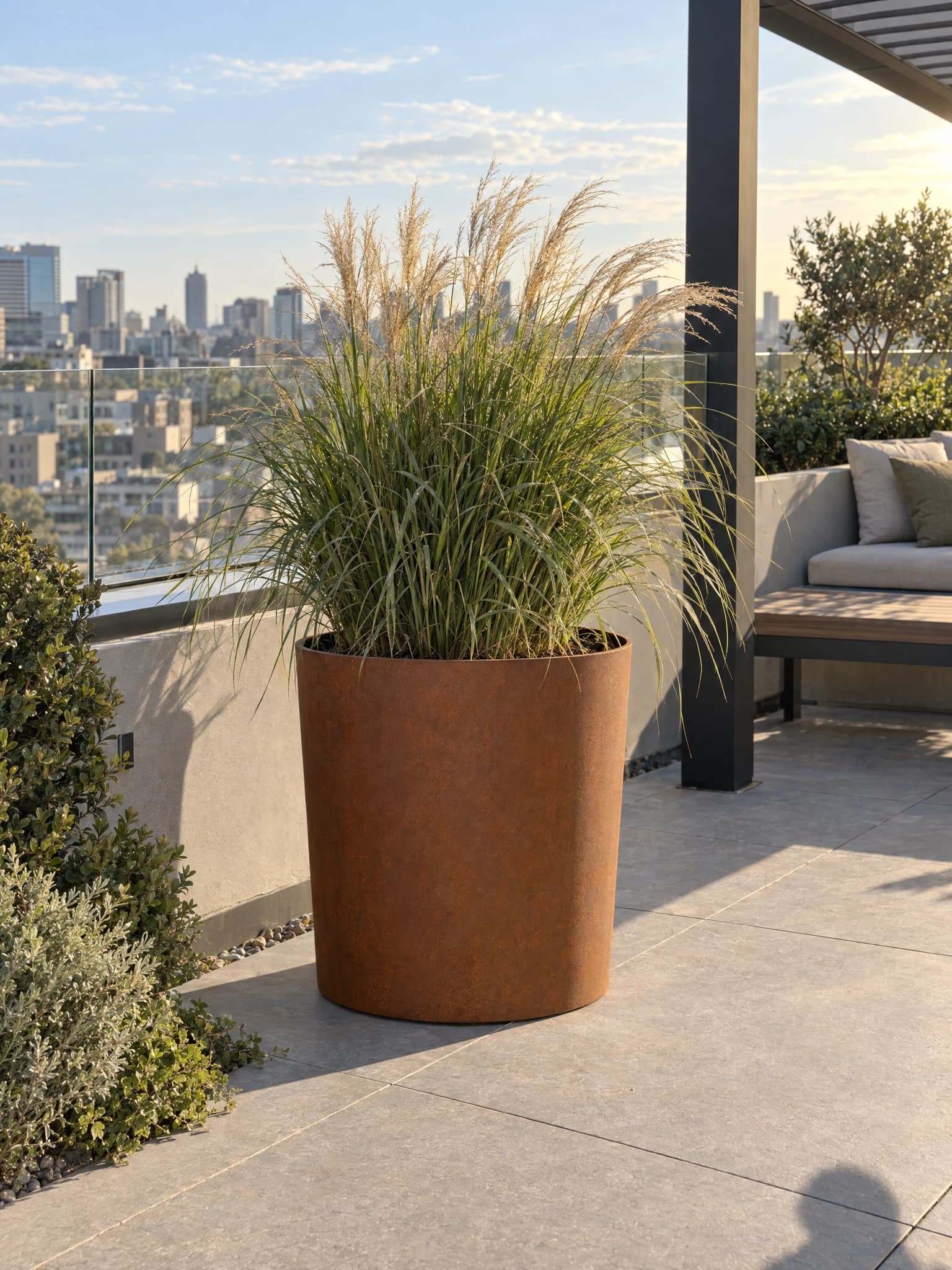 Clio · Pot rond au profil fin en acier Corten, finition